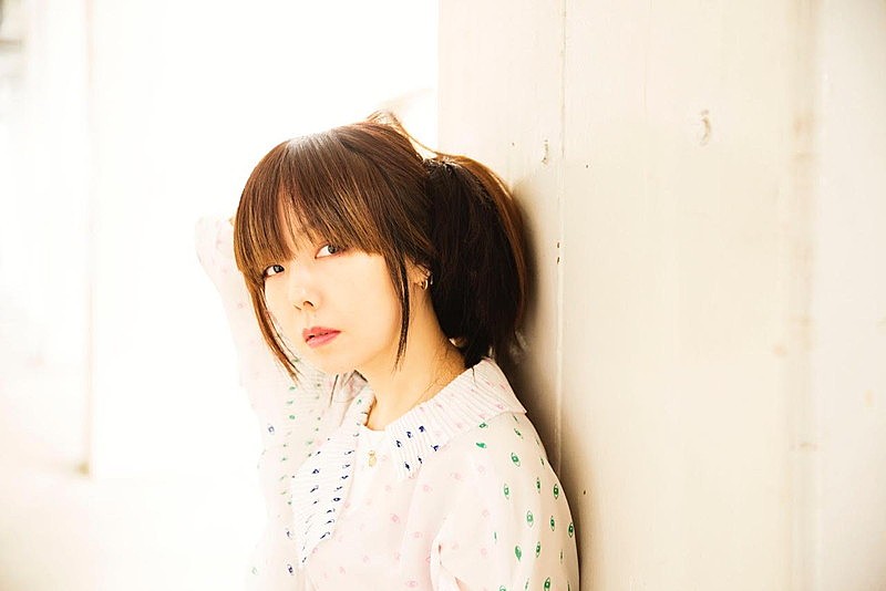 aiko「aiko 光あふれる新アー写公開！ 新AL『湿った夏の始まり』収録曲も」1枚目/4