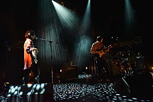 「STEPHENSMITH、自ら掲げるテーマ「スロータッチ」の世界観でイベント会場を魅了」