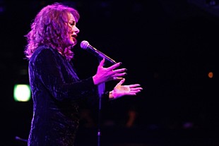 「＜ライブレポート＞ジル・エグロ、色褪せることのないエディット・ピアフの名曲に新たな息吹を注ぎ込む」