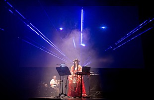 「やくしまるえつこ、EU各国政治家も集ったアルスエレクトロニカ授賞式でのパフォーマンス映像公開」