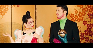 「平井堅、髭をピンクラメに染めて新曲「トドカナイカラ」MVに出演」