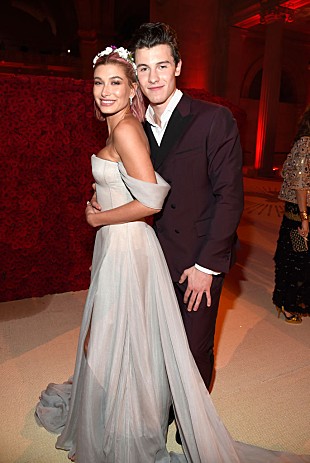 「ショーン・メンデス、“僕はシングル”とヘイリー・ボールドウィンとの交際をやんわりと否定」