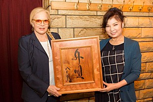 「八代亜紀　ゲスト出演するシルヴィ・バルタン来日公演前にシルヴィと対面」