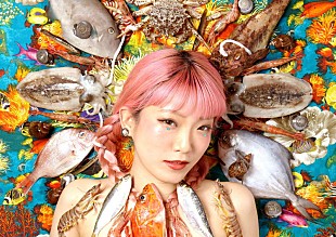 「坂口喜咲、男性に抱っこされて地下鉄内をゆく「地下鉄」MV公開」