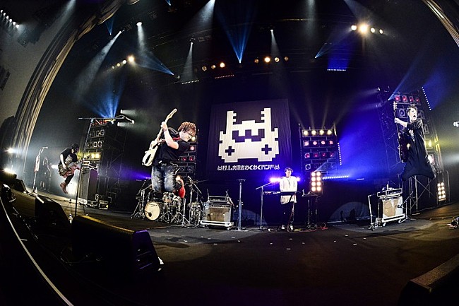 「ゲーム実況者わくわくバンド（湯毛/ヒラノ課長/フジ/フルコン/せらみかる）“ライブ＋ゲーム実況”ワンマンが大盛況」1枚目/11