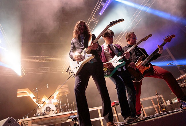 「ウィーザー、話題のTOTO「アフリカ」のカヴァーをスティーヴ・ポーカロと披露」1枚目/1