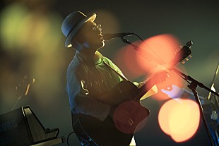 「ハナレグミ、呼吸を合わせて“ど真ん中”の歌を届けた全国ツアー東京公演」