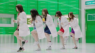 「乃木坂46が出演『LINE Clova』テレビCM公開、白石麻衣が大なわとび中に「激しい曲かけて」」