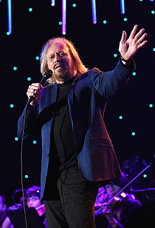 「ビー・ジーズのバリー・ギブ、ナイトの称号を授与される」