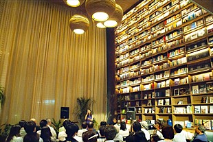 「純名里沙　大阪・枚方の夜に新作ALインストアライブを披露」