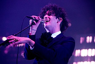 「The 1975のマシュー・ヒーリー、俳優の父親とレコーディング」