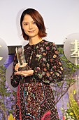 「宮崎あおい、妊娠発表後、初めて公の場に登場　「北斎の娘」で演技賞「心の底から幸せでした」」1枚目/1