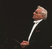 「バーンスタイン生誕100年記念の特別パネル展スタート、若き日から最晩年までの貴重な写真を展示」1枚目/5