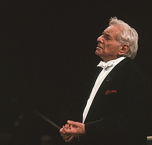 「バーンスタイン生誕100年記念の特別パネル展スタート、若き日から最晩年までの貴重な写真を展示」