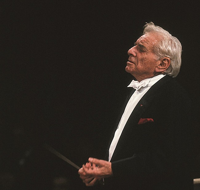 「バーンスタイン生誕100年記念の特別パネル展スタート、若き日から最晩年までの貴重な写真を展示」1枚目/5