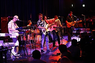 「＜ライブレポート＞カラパナ、最高にピースフルで愛に満ちた極上のサーフ・ロックサウンド」