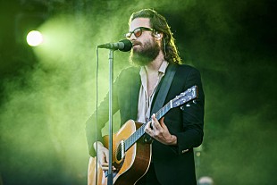 「ファーザー・ジョン・ミスティ、公式オンライン・ストアの売り上げを移民支援団体に寄付することを発表」