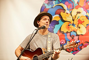 「ジェイソン・ムラーズがバリスタの奥様とのナレソメ披露、渋谷のホテルで極上のファンイベント開催」