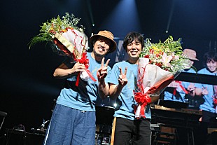 「スキマスイッチがデビュー記念日に地元でライブ、自身初セレクションアルバム発売のサプライズ発表も」