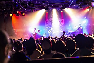 「King Gnu、最新MVがバズったタイミングでロックスター然としたステージを展開」