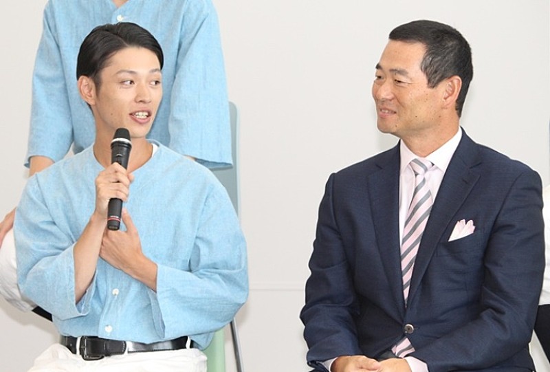 「桑田真澄、俳優たちに“野球指導” 　舞台でも「伝わってくる感動は同じ」」1枚目/1