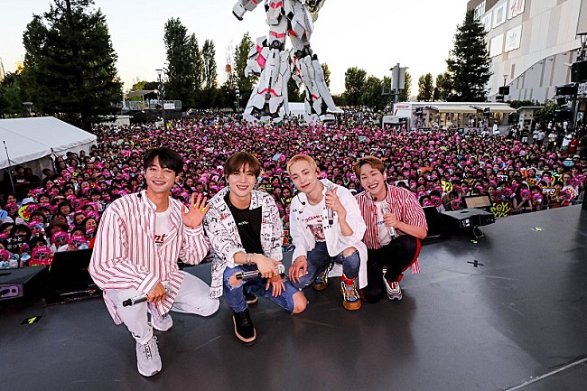 SHINee「SHINee、リリース記念の野外イベント開催　メンバー全員で「ひょっこりはん」も披露」1枚目/6