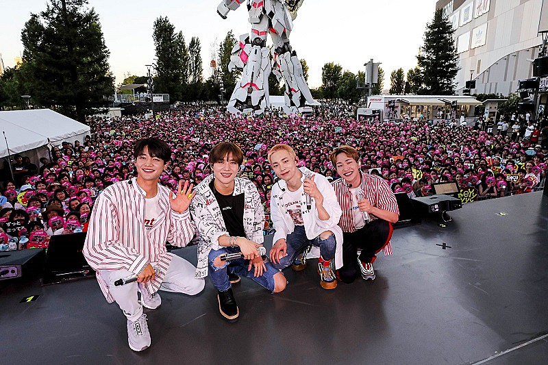 SHINee、リリース記念の野外イベント開催　メンバー全員で「ひょっこりはん」も披露 