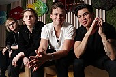 ファイヴ・セカンズ・オブ・サマー「来日中の5SOS、日本のロカビリー文化がテーマの「ヤングブラッド」MVを公開」1枚目/1