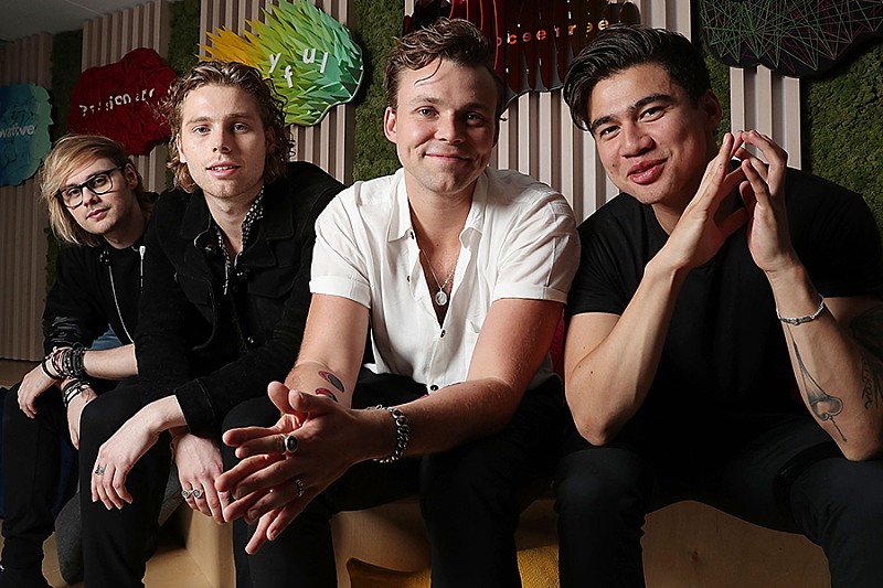 来日中の5SOS、日本のロカビリー文化がテーマの「ヤングブラッド」MVを公開