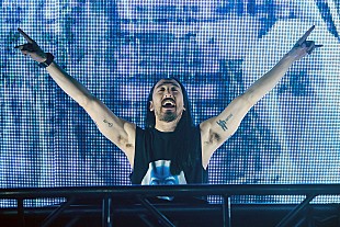 「スティーヴ・アオキ、ニューALにニッキー・ミナージュ/ブリンク182が参加していると明かす」