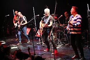 「スコティッシュ・ロックの雄、ビッグ・カントリーが34年ぶりの来日公演を開催　初日公演をレポート」