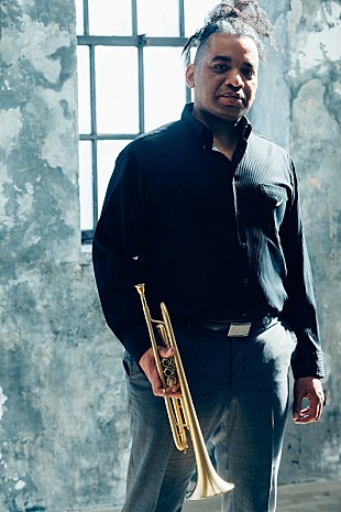 「トランペット奏者ルイス・バジェ、映画『検察側の罪人』サントラに参加」