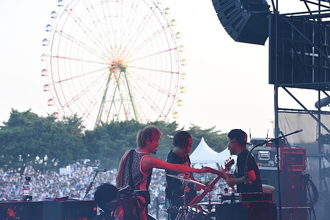 10-FEET「ひと言で「砂塵」10-FEETが初日のトリを飾る【ROCK IN JAPAN FESTIVAL 2018】」1枚目/7