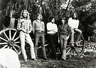 「イーグルスのベスト盤が全米で史上最も売れたアルバムに　故マイケル『スリラー』の記録を抜く」