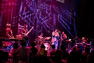 「R+R=NOW、来日ツアー最速レポート　ロバート・グラスパー、テラス・マーティンらスーパー・バンドが魅せた“時間の感覚すらも忘れてしまう”ステージ」