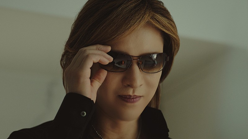 YOSHIKI『きよら グルメ仕立て』新TVCM出演、“寝冷えネコ(きよニャ)”の可愛いお願いにクールな対応 