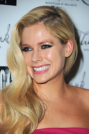 「アヴリル・ラヴィーン、新作MVの撮影がクランクアップと報告　アルバム関連ビジュアルも投稿」