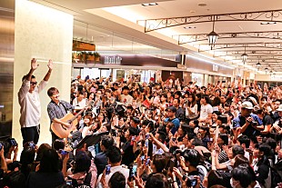 「コブクロ、ゆかりの地でシークレット・ストリート・ライブ決行」