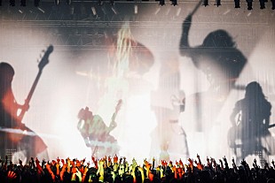 「BAND-MAID、ご主人様・お嬢様を熱狂の渦に巻き込んだ【侵略】ツアー初日公演」