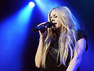「アヴリル・ラヴィーン、新曲「ヘッド・アバヴ・ウォーター」を遂に公開」