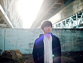 「秦 基博、「花」起用のCMがオンエア開始＆最新アーティスト写真を解禁」1枚目/2