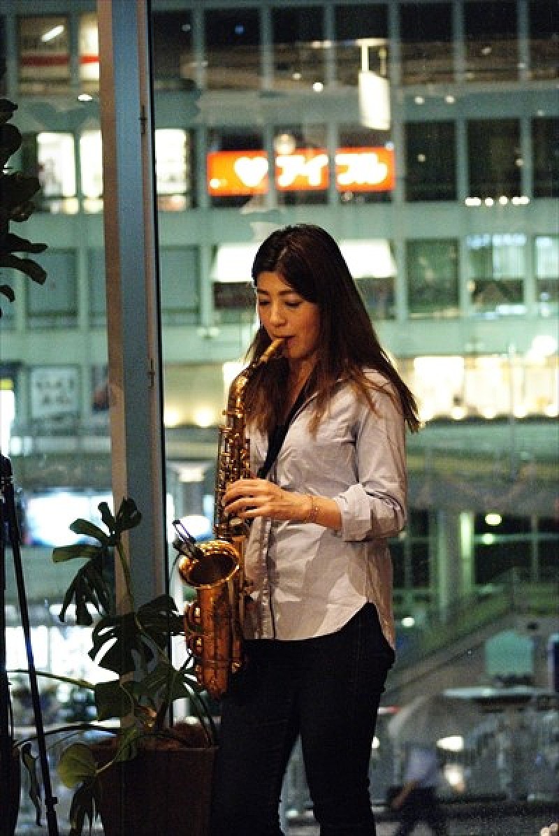 「小林香織、新作ALリリース日にスペシャルライブ　「大好きな大阪でイベントができたことは、お世辞でもなく嬉しい」」1枚目/4