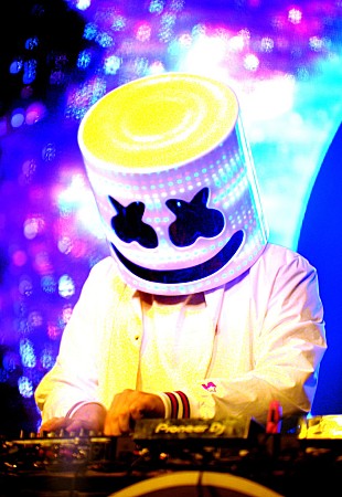 「マシュメロ、「アローン」MVのYouTube再生回数が10億回を突破」