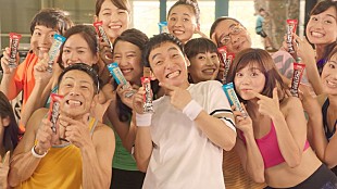 「草なぎ剛、運動着姿ではっちゃけたダンス『1本満足バー』新TVCM＆インタビューを公開」