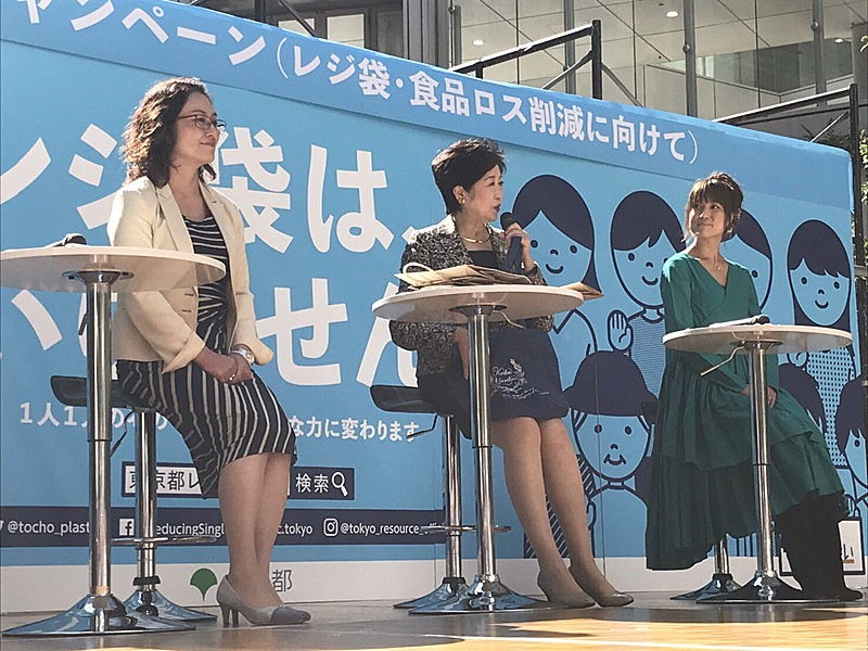 hitomi、小池都知事と【レジ袋もったいないキャンペーン】に登場 