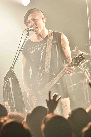 「降谷建志、ソロ初のワンマン・ツアーがエモーショナルに開幕　名古屋公演のレポートが到着」