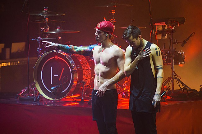 「トゥエンティ・ワン・パイロッツ、サプライズ訪問した小児病院でウクレレを使ったパフォーマンス披露」1枚目/1