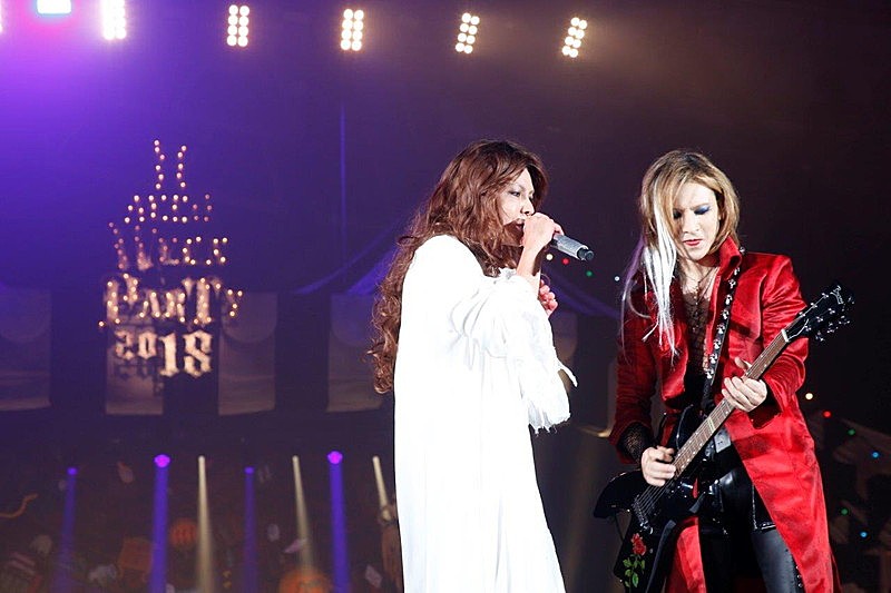 HYDE主宰のハロウィン・パーティ3日目、HYDE＆YOSHIKIは「デビュー当時」の仮装でコラボ 