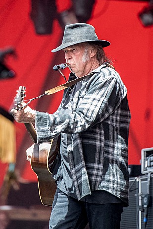 「ニール・ヤング、CSNY「オハイオ」のライブ・ビデオを公開　初めて自身の結婚に言及し投票を呼びかける」