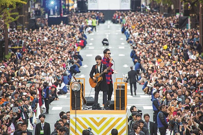 コブクロ「コブクロ、地元・大阪で過去最大ストリートライブ＆ダウンタウンとも対面」1枚目/5